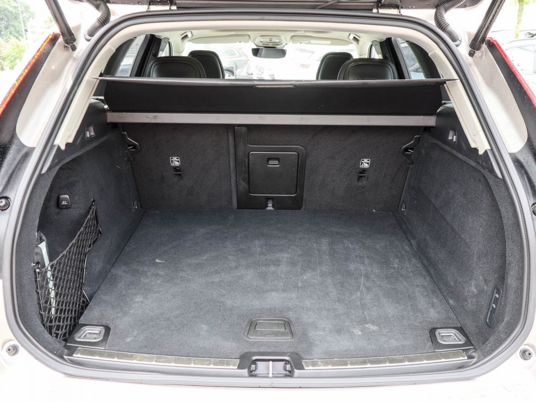 Volvo XC60 B5 (B) Benzin - SUV/Off-road - Beige - Gebrauchtwagen - Bild 10