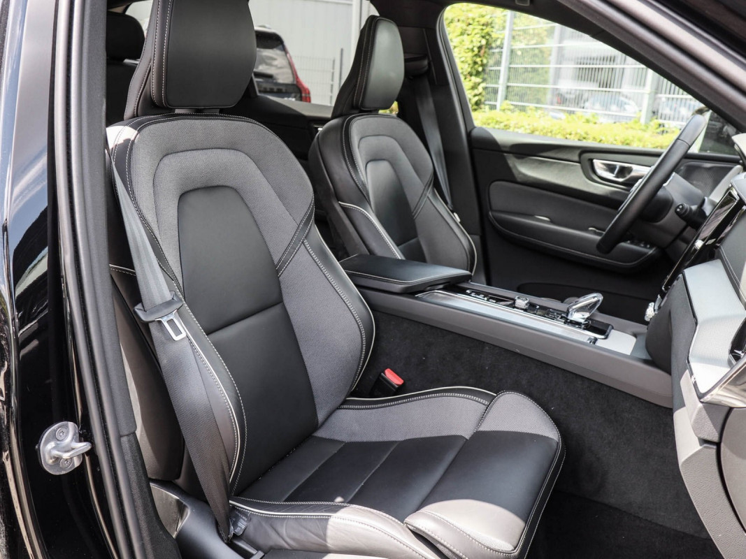 Volvo XC60 B5 Ultimate Dark AWD - SUV/Off-road - Schwarz - Gebrauchtwagen - Bild 6