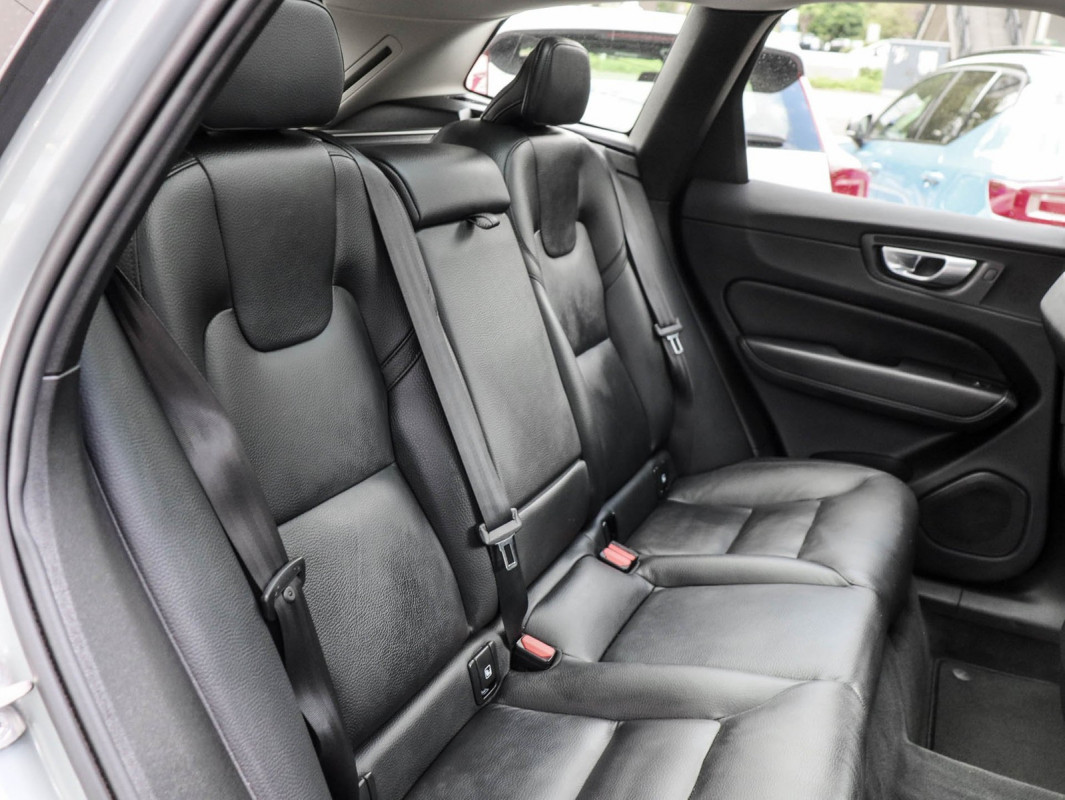 Volvo XC60 B4 - SUV/Off-road - Grau - Gebrauchtwagen - Bild 4