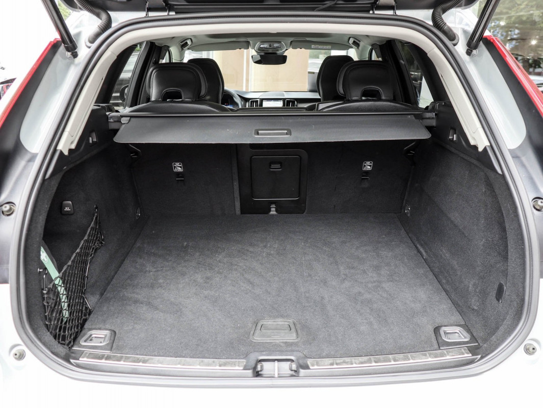Volvo XC60 B4 - SUV/Off-road - Grau - Gebrauchtwagen - Bild 11