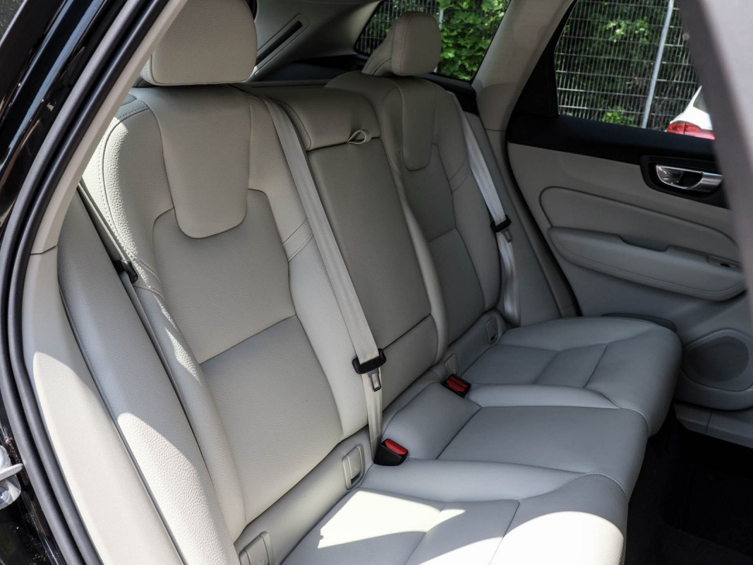 Volvo XC60 B4 - SUV/Off-road - Schwarz - Gebrauchtwagen - Bild 4