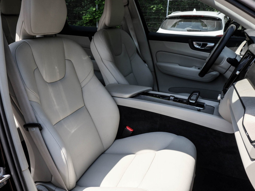 Volvo XC60 B4 - SUV/Off-road - Schwarz - Gebrauchtwagen - Bild 6
