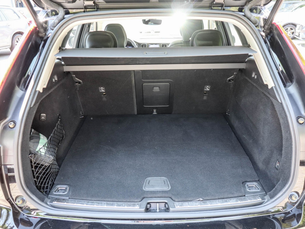 Volvo XC60 T8 - SUV/Off-road - Schwarz - Gebrauchtwagen - Bild 10