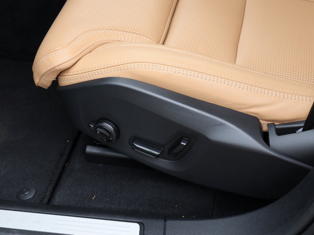 Volvo XC60 B5 - SUV/Off-road - Schwarz - Gebrauchtwagen - Bild 13