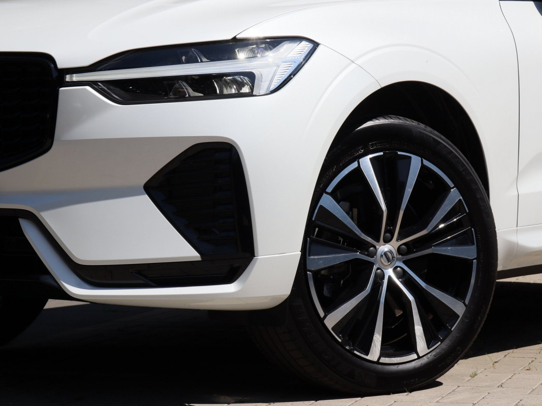 Volvo XC60 B4 (B) Benzin - SUV/Off-road - Weiss - Gebrauchtwagen - Bild 5