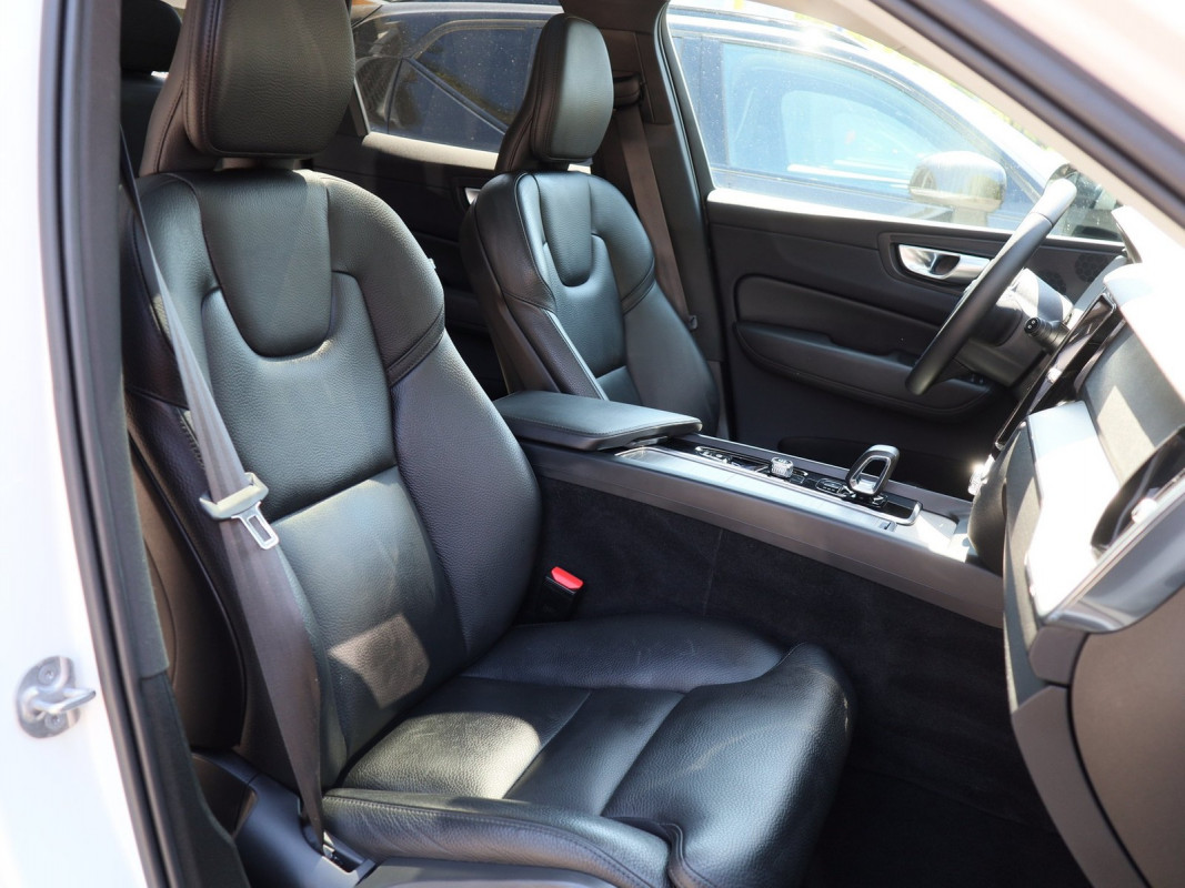Volvo XC60 B4 (B) Benzin - SUV/Off-road - Weiss - Gebrauchtwagen - Bild 6