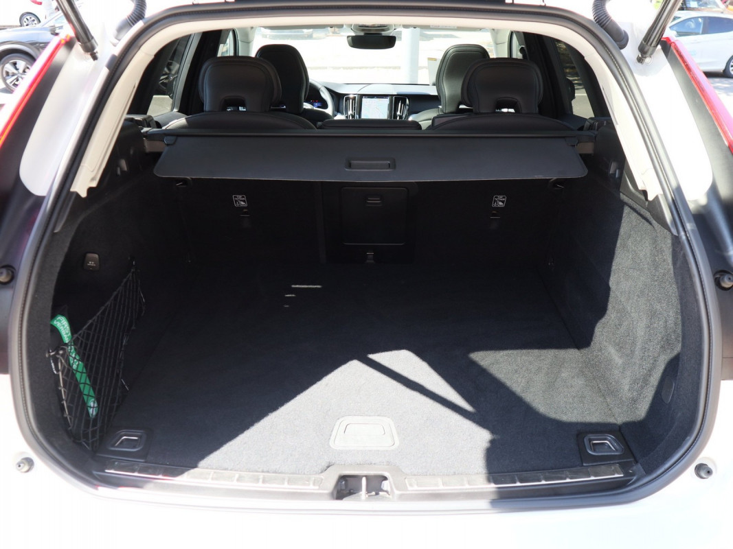 Volvo XC60 B4 (B) Benzin - SUV/Off-road - Weiss - Gebrauchtwagen - Bild 10