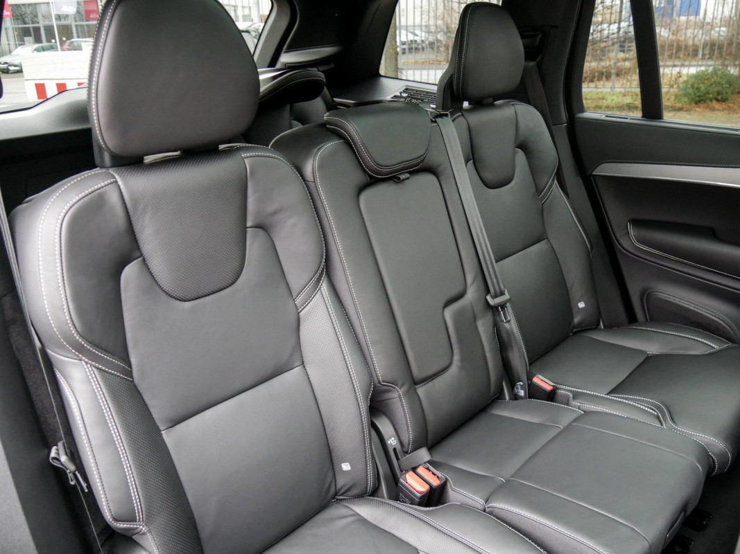 Volvo XC90 Plus Dark AWD - SUV/Off-road - Grau - Gebrauchtwagen - Bild 4