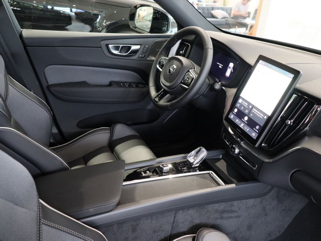 Volvo XC60 B5 Plus Black Edition AWD - SUV/Off-road - Grau - Neuwagen - Bild 3