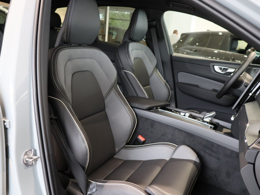 Volvo XC60 B5 Plus Black Edition AWD - SUV/Off-road - Grau - Neuwagen - Bild 6