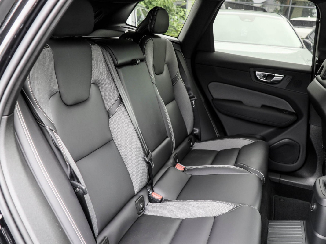 Volvo XC60 T8 Recharge AWD Reskin - SUV/Off-road - Schwarz - Gebrauchtwagen - Bild 4