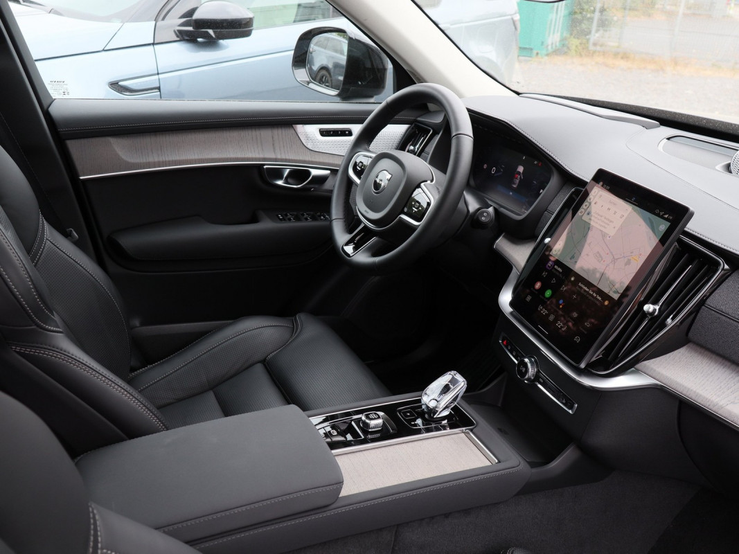 Volvo XC90 Plus Dark Recharge Plug-In Hybrid AWD - SUV/Off-road - Blau - Gebrauchtwagen - Bild 3