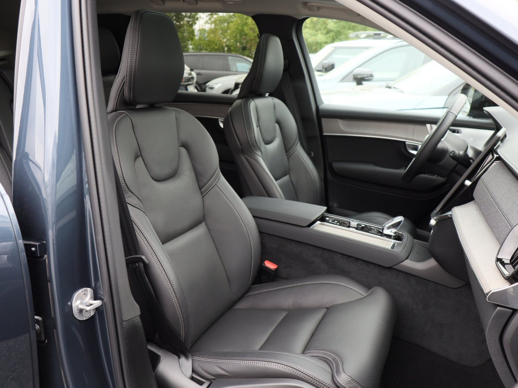 Volvo XC90 Plus Dark Recharge Plug-In Hybrid AWD - SUV/Off-road - Blau - Gebrauchtwagen - Bild 6