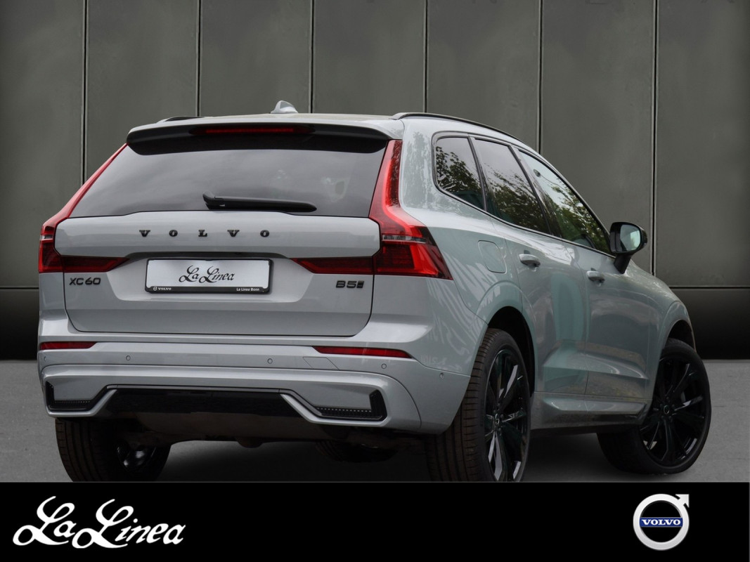 Volvo XC60 B5 Ultra Black Edition AWD - SUV/Off-road - Grau - Gebrauchtwagen - Bild 2