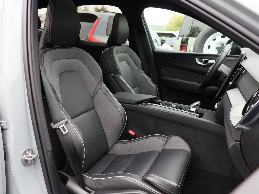 Volvo XC60 B5 Ultra Black Edition AWD - SUV/Off-road - Grau - Gebrauchtwagen - Bild 6