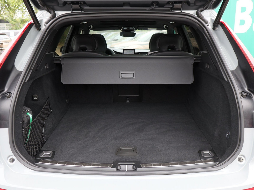Volvo XC60 B5 Ultra Black Edition AWD - SUV/Off-road - Grau - Gebrauchtwagen - Bild 10