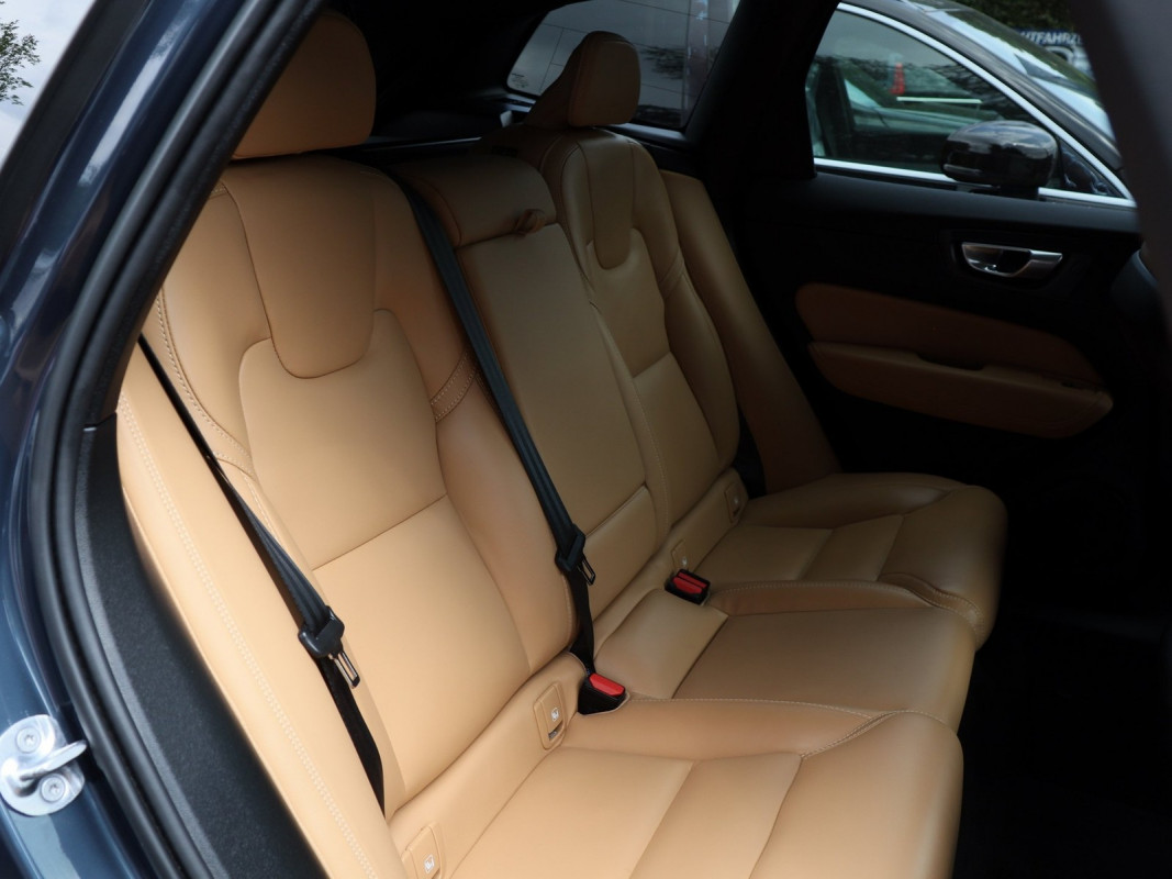 Volvo XC60 B5 - SUV/Off-road - Blau - Gebrauchtwagen - Bild 4