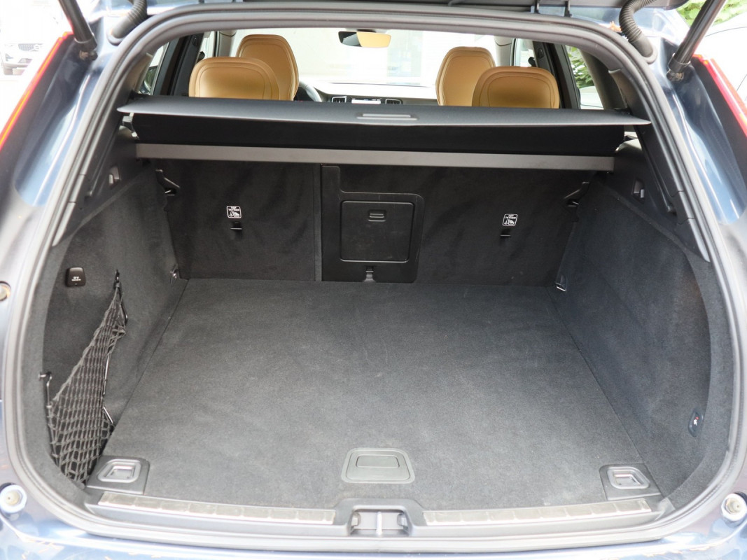 Volvo XC60 B5 - SUV/Off-road - Blau - Gebrauchtwagen - Bild 11