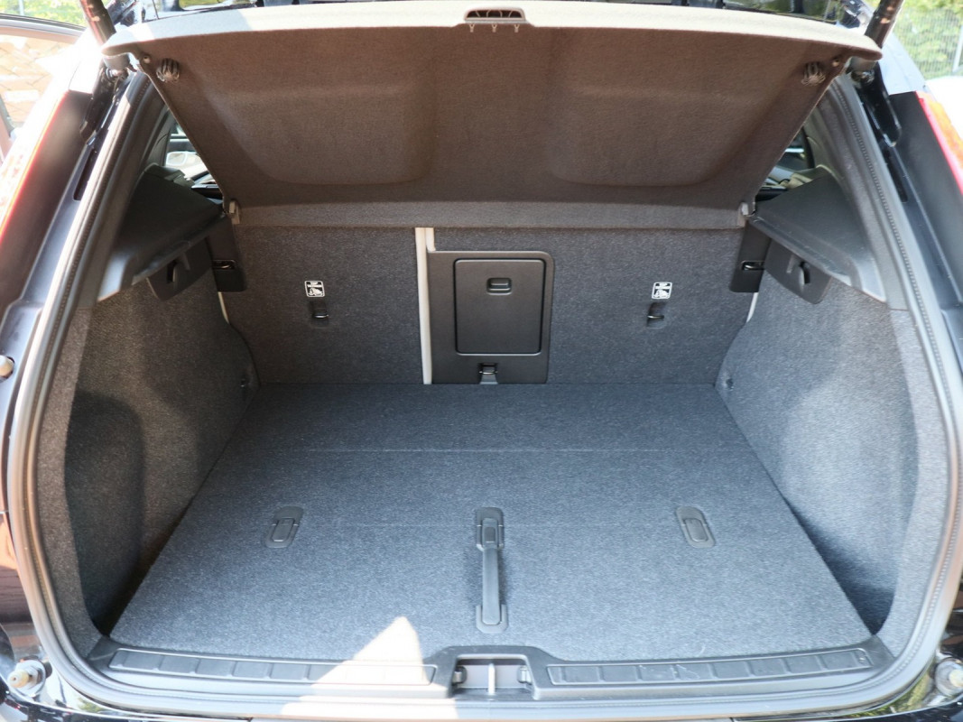 Volvo XC40 Plus - SUV/Off-road - Schwarz - Gebrauchtwagen - Bild 11