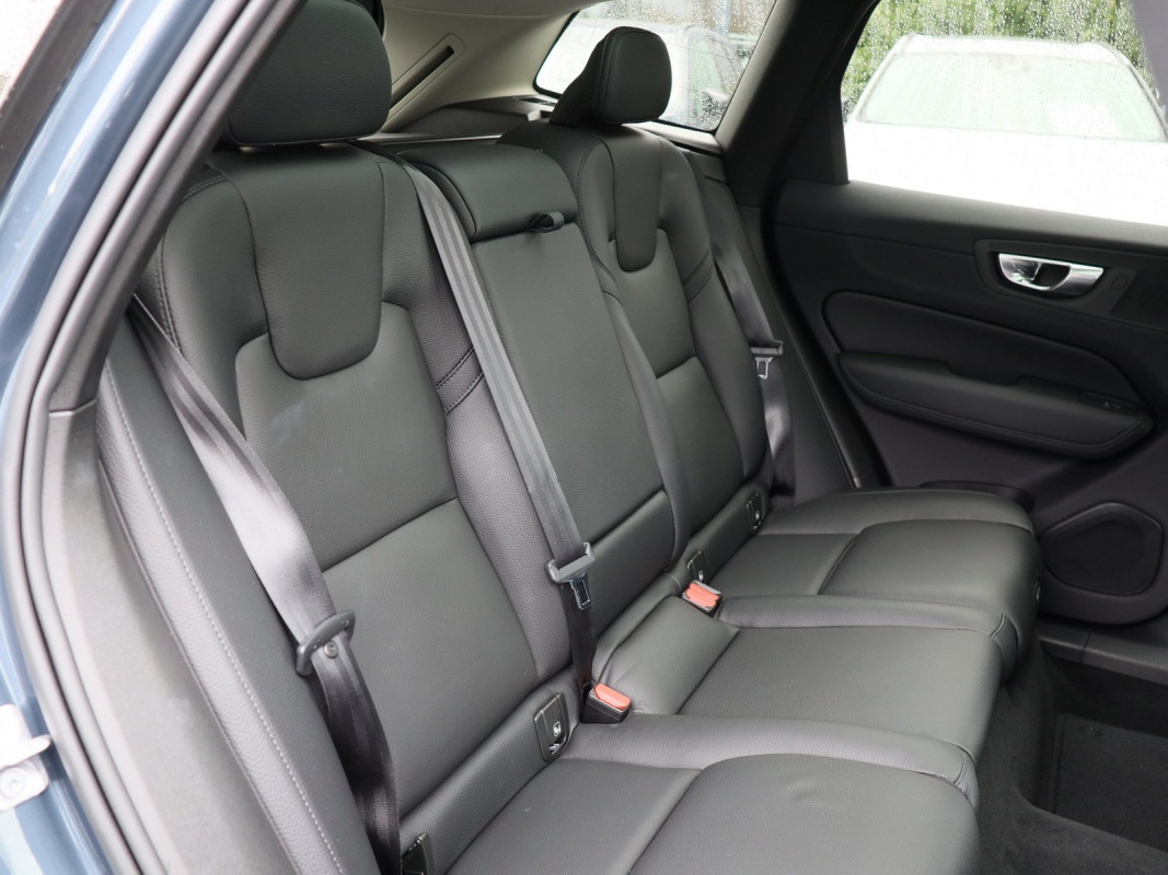 Volvo XC60 B4 (B) - SUV/Off-road - Blau - Gebrauchtwagen - Bild 4