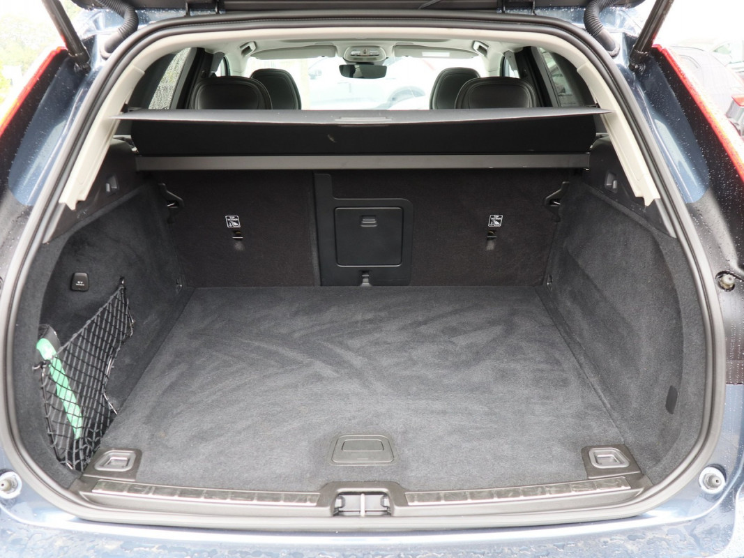 Volvo XC60 B4 (B) - SUV/Off-road - Blau - Gebrauchtwagen - Bild 11