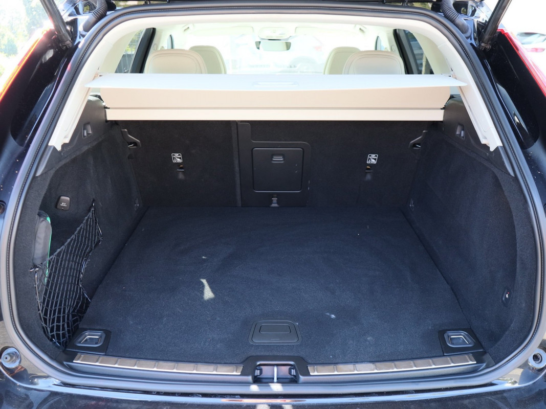 Volvo XC60 T8 AWD - SUV/Off-road - Schwarz - Gebrauchtwagen - Bild 9