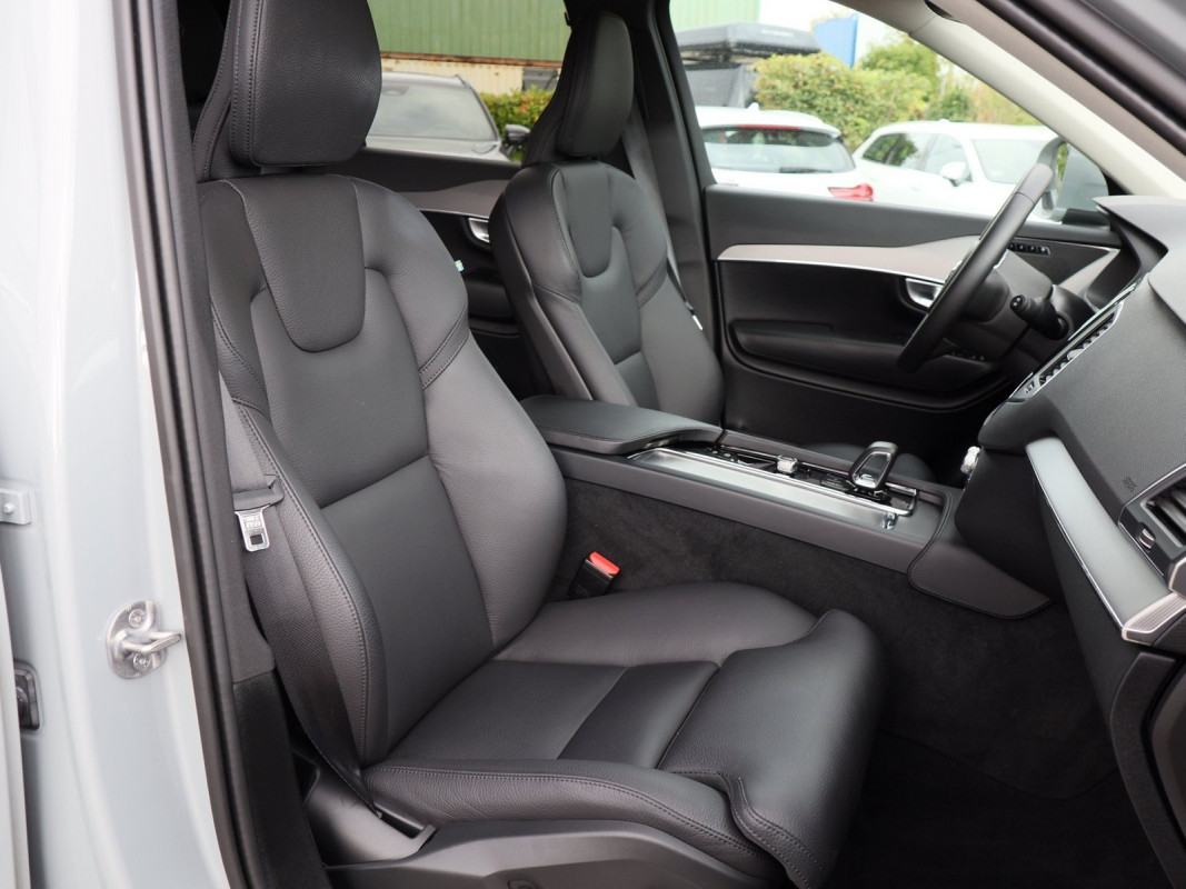 Volvo XC90 T8 Core Recharge Plug-In Hybrid AWD - SUV/Off-road - Grau - Gebrauchtwagen - Bild 6