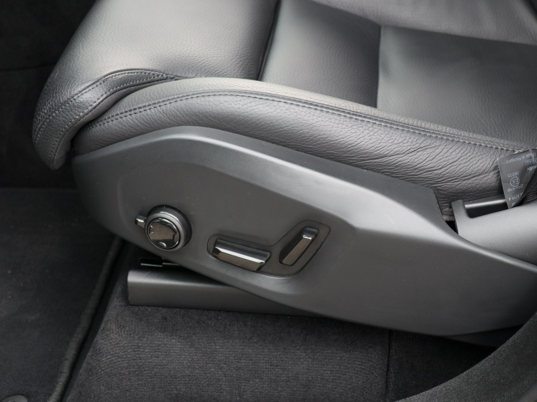 Volvo XC90 T8 Core Recharge Plug-In Hybrid AWD - SUV/Off-road - Grau - Gebrauchtwagen - Bild 13