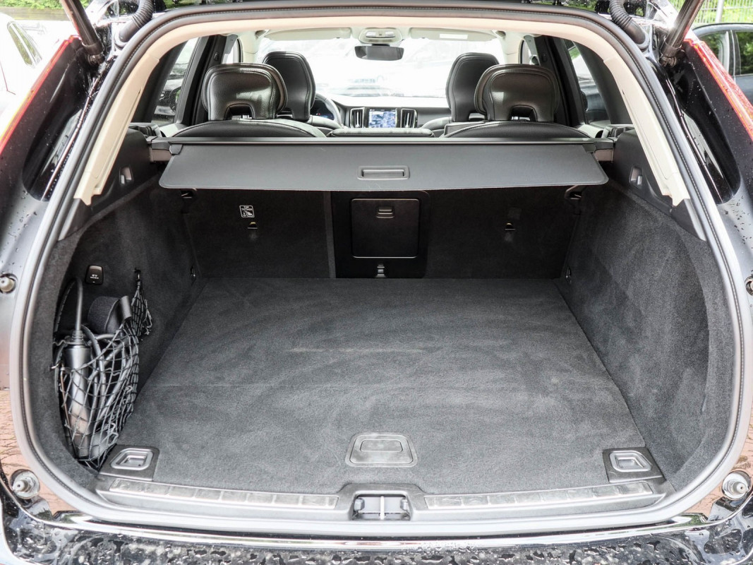 Volvo XC60 T6 - SUV/Off-road - Schwarz - Gebrauchtwagen - Bild 10