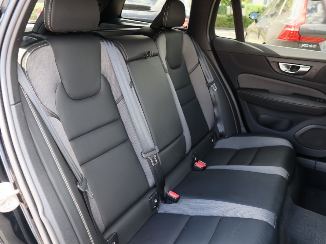 Volvo V60 B4 Benzin - Kombi - Schwarz - Gebrauchtwagen - Bild 4