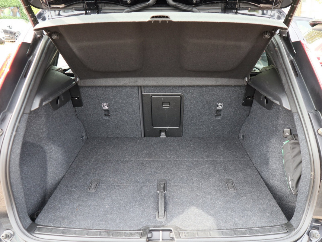 Volvo XC40 B3 - SUV/Off-road - Schwarz - Gebrauchtwagen - Bild 11