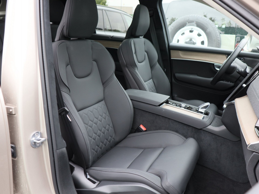 Volvo XC90 T8 Ultra Bright Recharge Plug-In Hybrid AWD - SUV/Off-road - Grau - Gebrauchtwagen - Bild 6