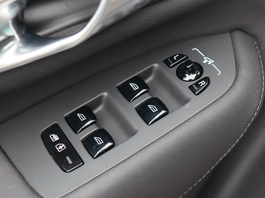 Volvo XC90 T8 Ultra Bright Recharge Plug-In Hybrid AWD - SUV/Off-road - Grau - Gebrauchtwagen - Bild 15