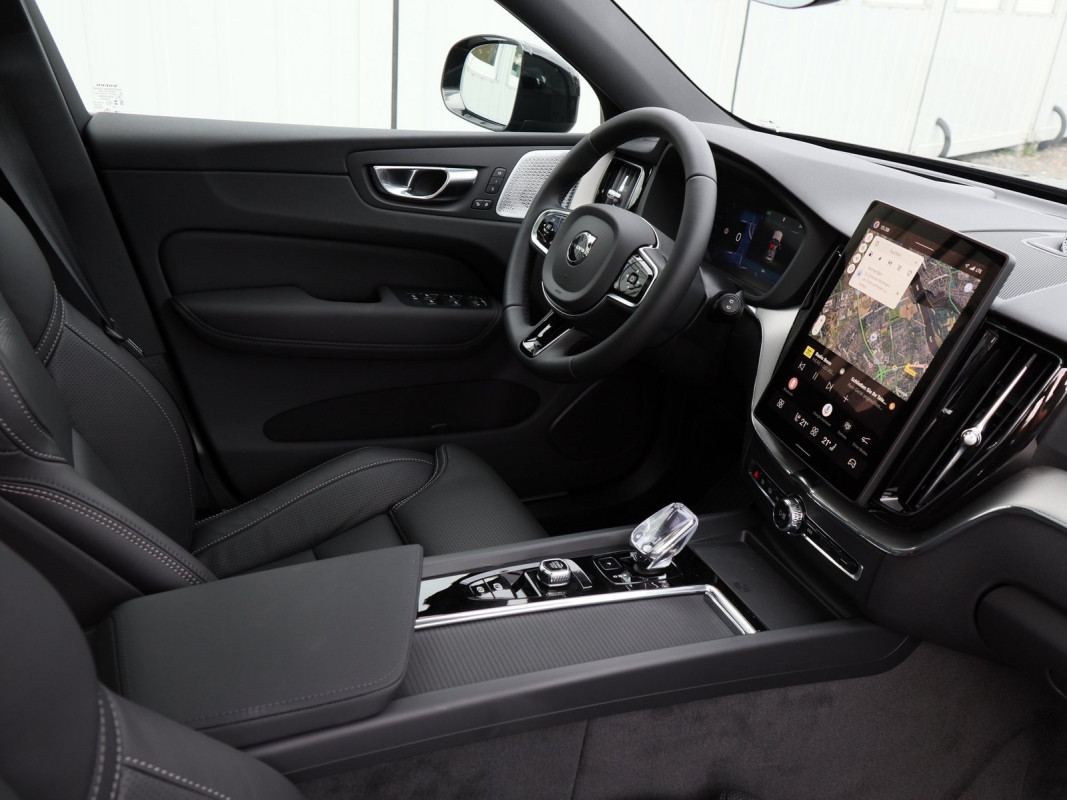 Volvo XC60 Plus Black Edition Plug-In Hybrid AWD - SUV/Off-road - Schwarz - Gebrauchtwagen - Bild 3