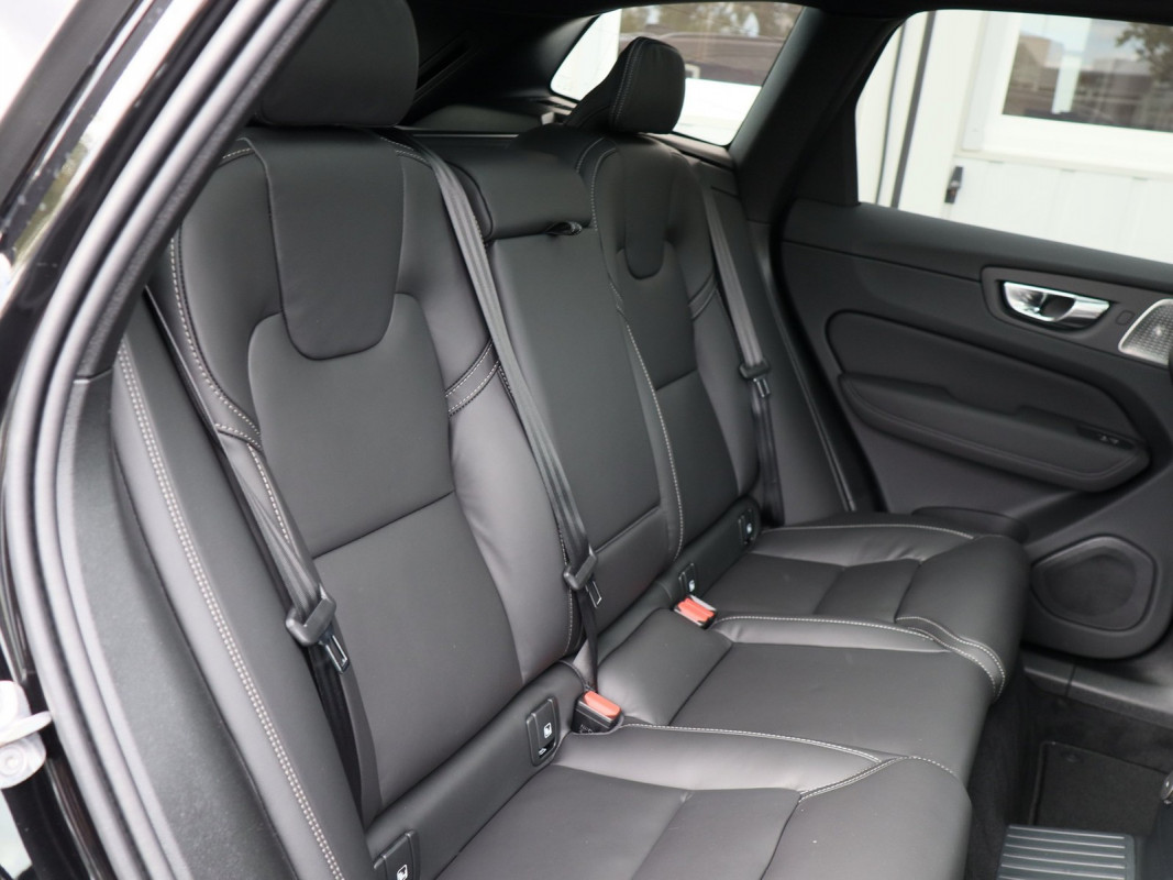 Volvo XC60 Plus Black Edition Plug-In Hybrid AWD - SUV/Off-road - Schwarz - Gebrauchtwagen - Bild 4