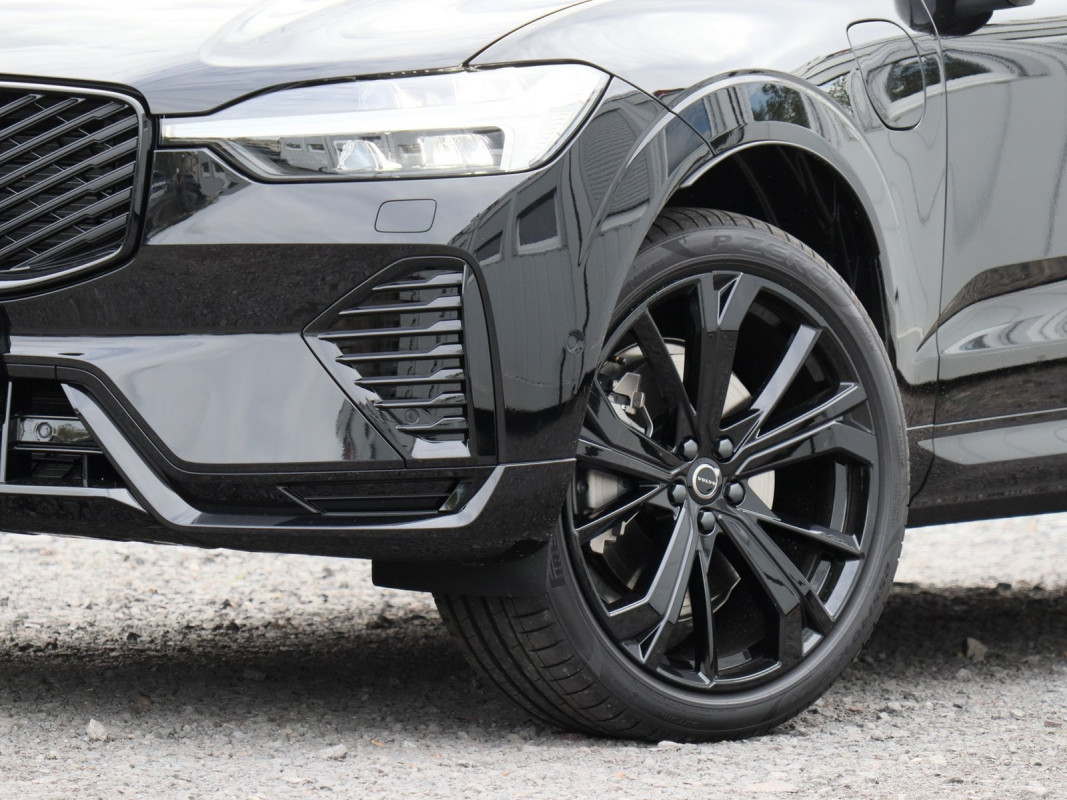 Volvo XC60 Plus Black Edition Plug-In Hybrid AWD - SUV/Off-road - Schwarz - Gebrauchtwagen - Bild 5