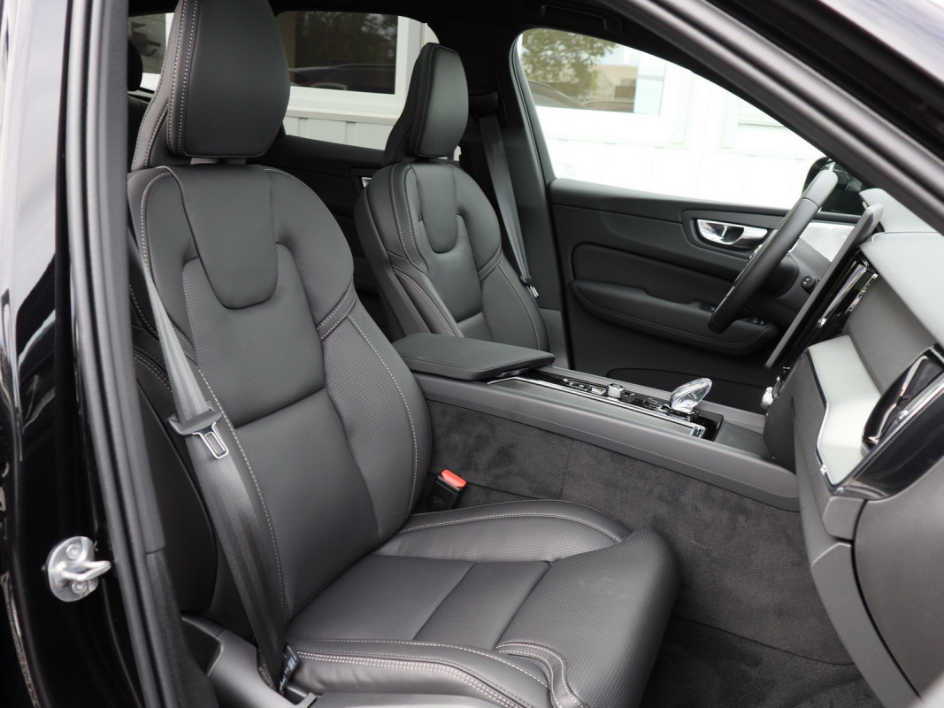 Volvo XC60 Plus Black Edition Plug-In Hybrid AWD - SUV/Off-road - Schwarz - Gebrauchtwagen - Bild 6