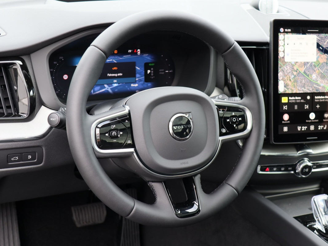 Volvo XC60 Plus Black Edition Plug-In Hybrid AWD - SUV/Off-road - Schwarz - Gebrauchtwagen - Bild 9