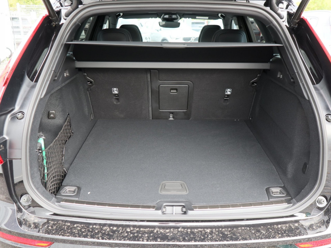 Volvo XC60 Plus Black Edition Plug-In Hybrid AWD - SUV/Off-road - Schwarz - Gebrauchtwagen - Bild 10