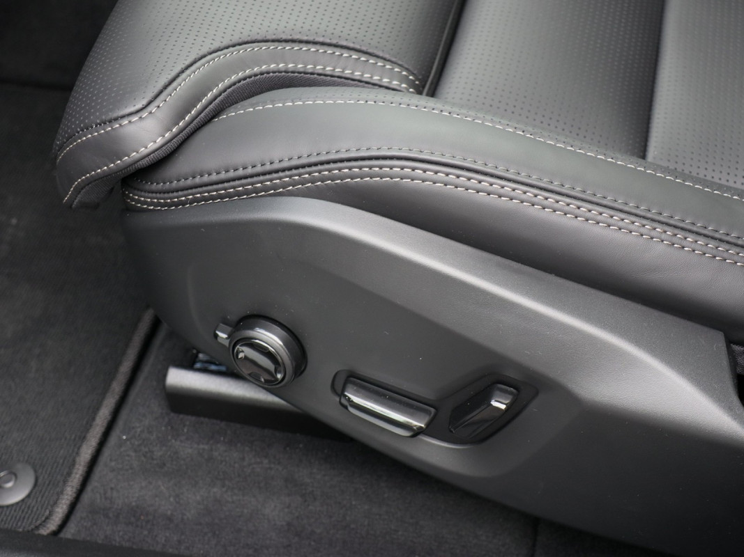 Volvo XC60 Plus Black Edition Plug-In Hybrid AWD - SUV/Off-road - Schwarz - Gebrauchtwagen - Bild 13