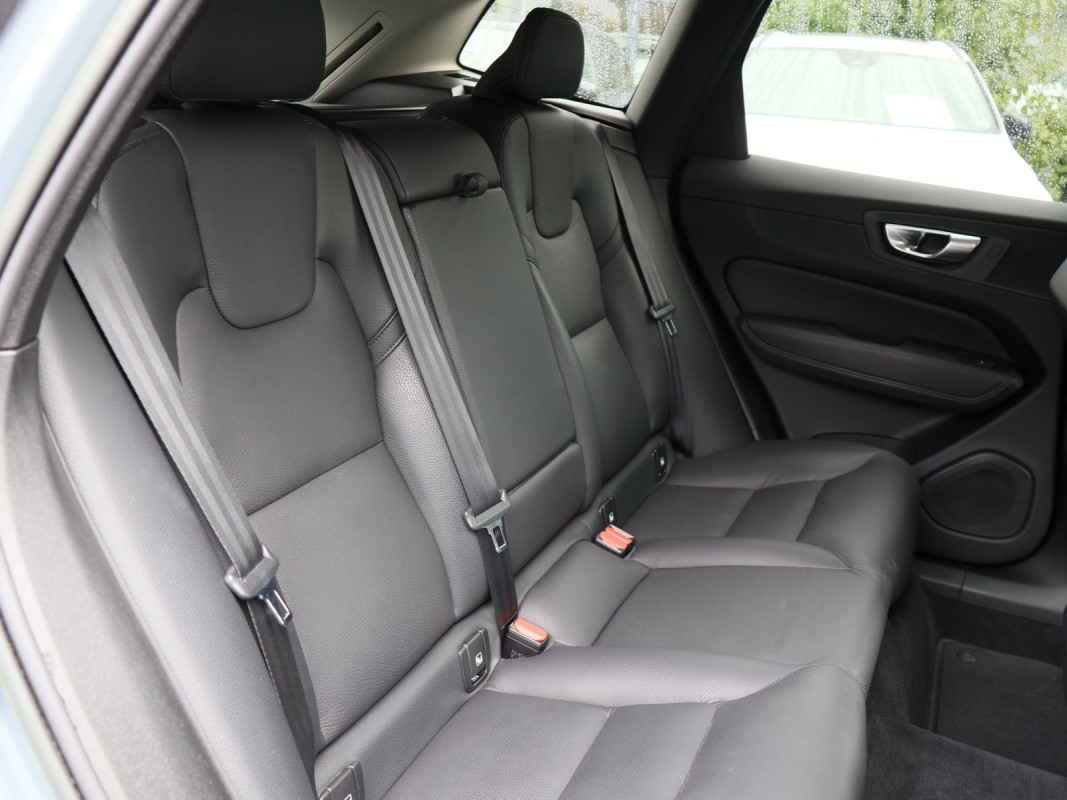 Volvo XC60 B4 (D) - SUV/Off-road - Grau - Gebrauchtwagen - Bild 4