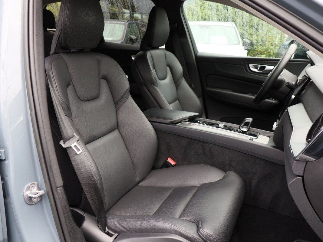Volvo XC60 B4 (D) - SUV/Off-road - Grau - Gebrauchtwagen - Bild 6