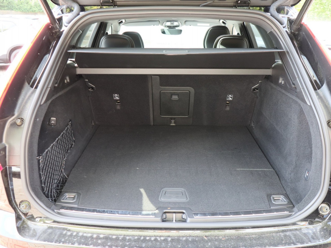 Volvo XC60 T6 - SUV/Off-road - Schwarz - Gebrauchtwagen - Bild 10