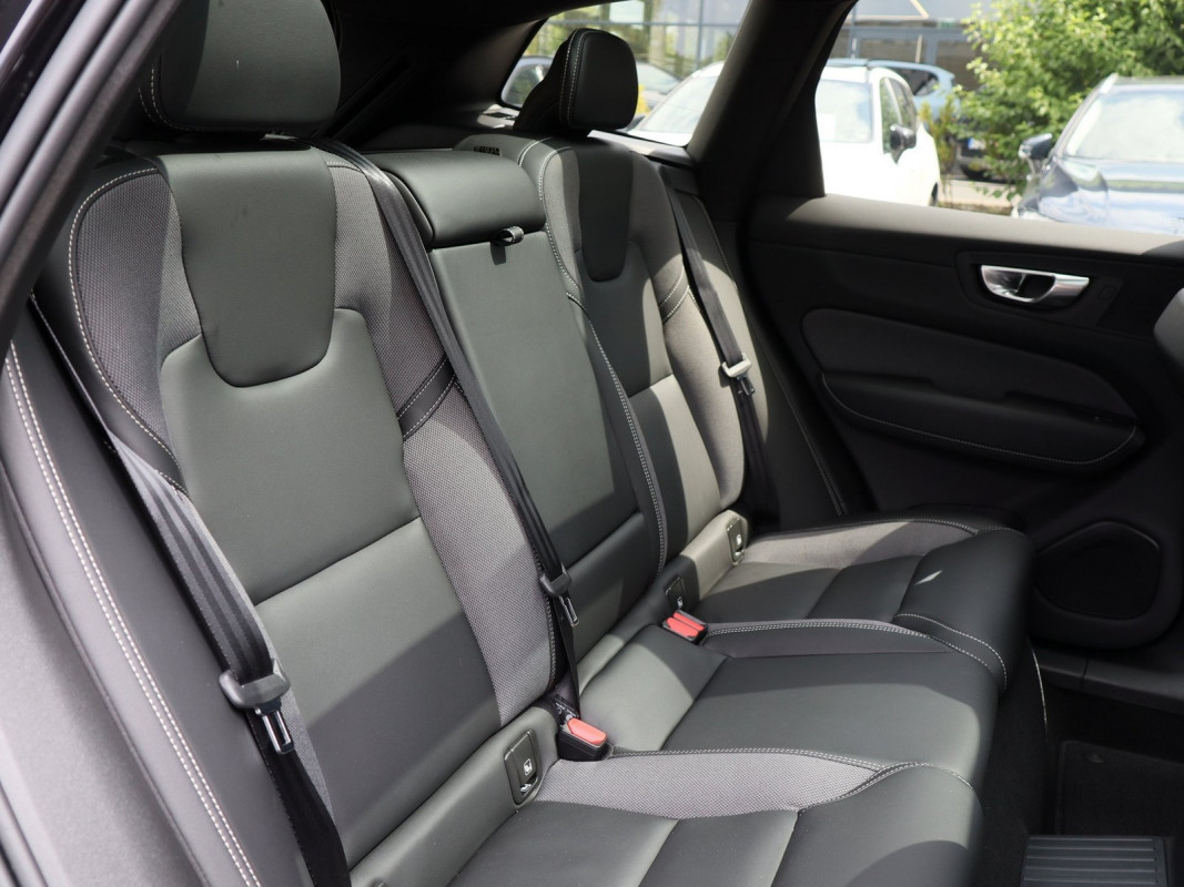 Volvo XC60 T8 AWD - SUV/Off-road - Schwarz - Gebrauchtwagen - Bild 4