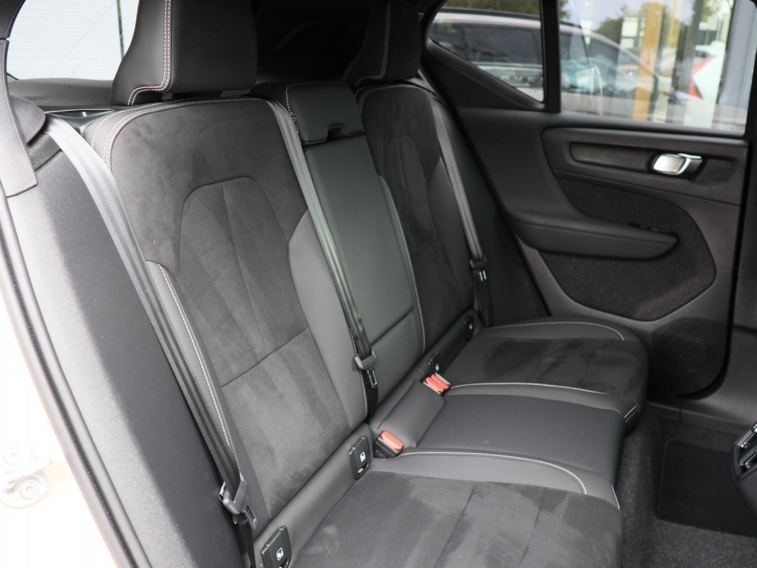 Volvo XC40 B3 Plus Dark - SUV/Off-road - Beige - Gebrauchtwagen - Bild 4