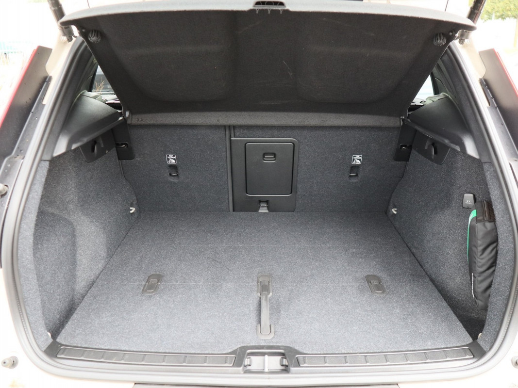 Volvo XC40 B3 Plus Dark - SUV/Off-road - Beige - Gebrauchtwagen - Bild 11