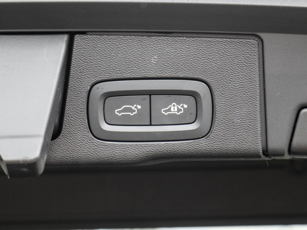 Volvo XC60 B5 Plus Dark AWD - SUV/Off-road - Grau - Gebrauchtwagen - Bild 16