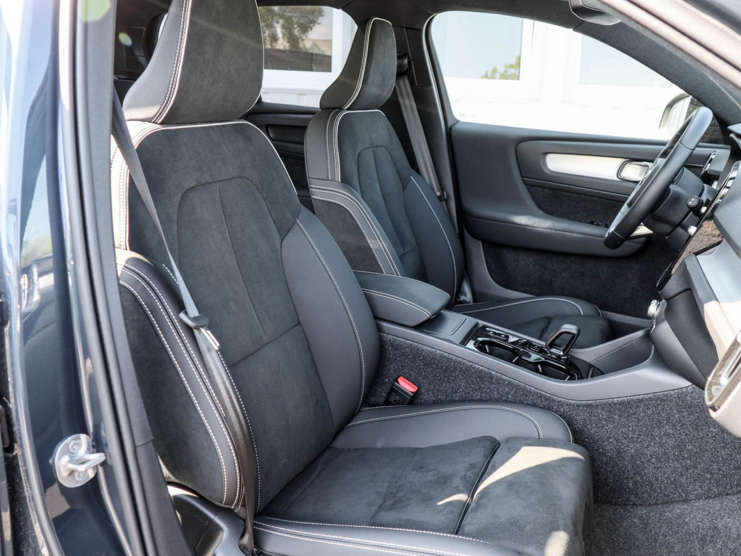 Volvo XC40 B3 Ultra Black Edition - SUV/Off-road - Blau - Gebrauchtwagen - Bild 6