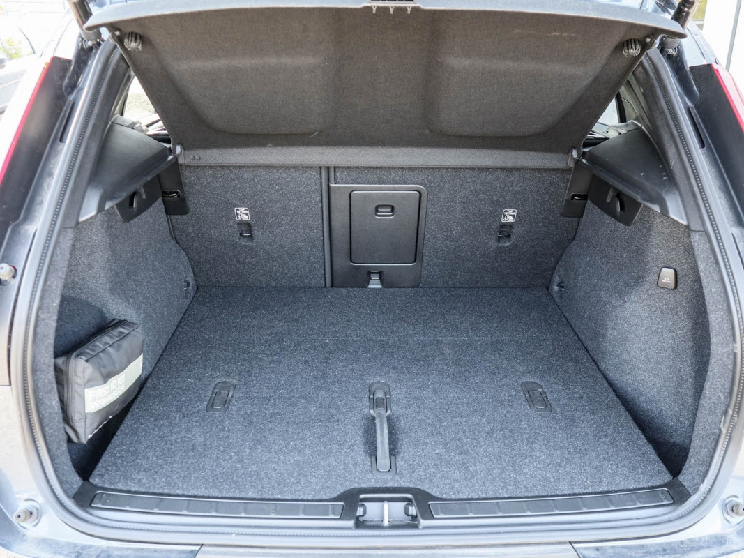 Volvo XC40 B3 Ultra Black Edition - SUV/Off-road - Blau - Gebrauchtwagen - Bild 10