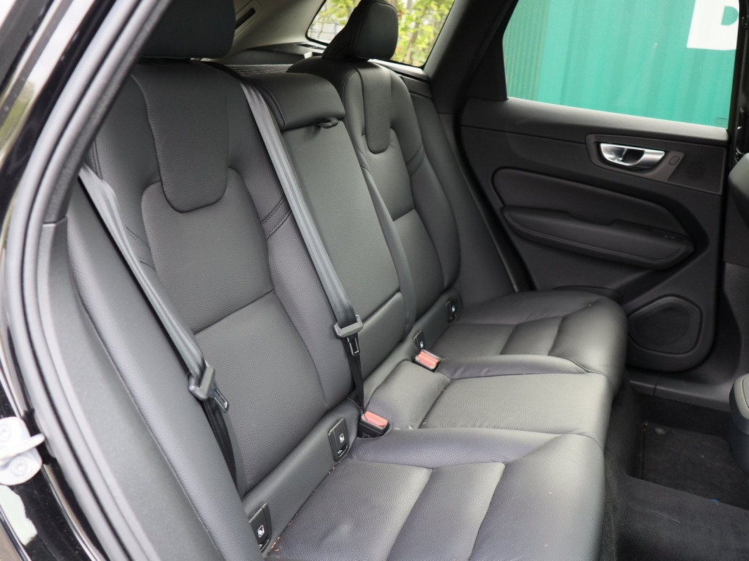 Volvo XC60 B4 (D) Plus Dark - SUV/Off-road - Schwarz - Gebrauchtwagen - Bild 4